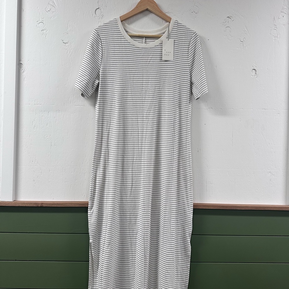 A New Day Gray and White Sheath Dress Casual Short Sleeve